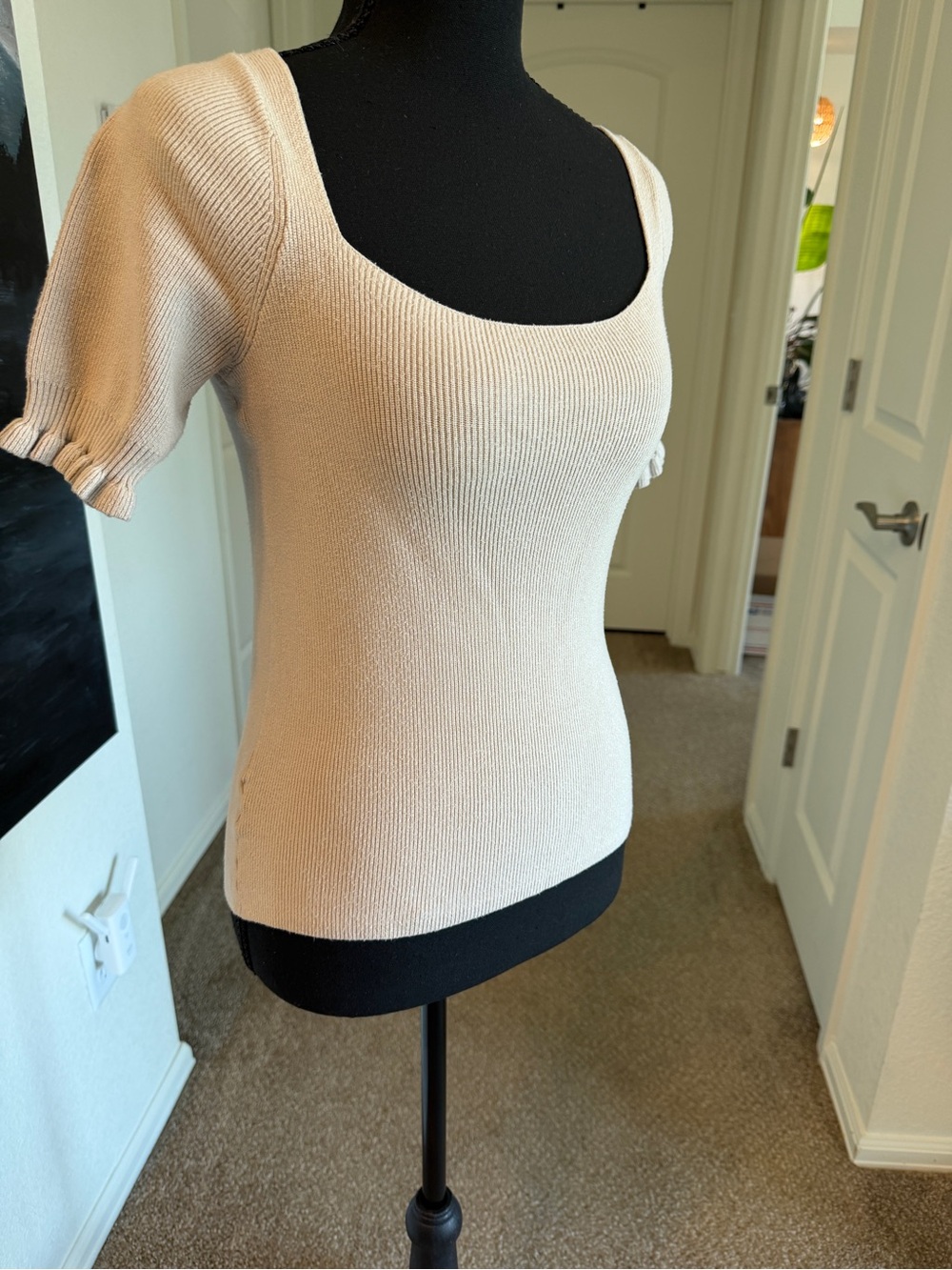 🪩 3/$10 Beige Scoop Neck Short Sleeve Knit Top